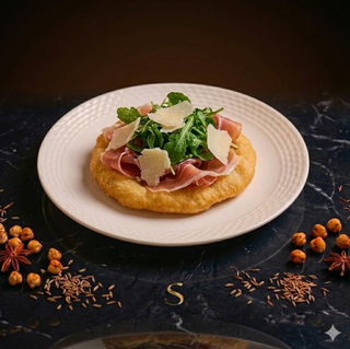 Montanarina con crudo, rucola e scaglie