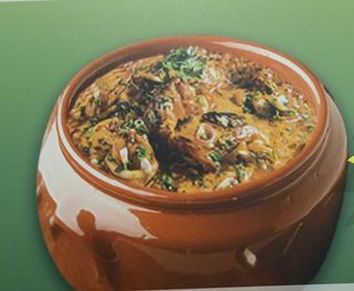 Moqueca de peixe acomp de arroz e farofa