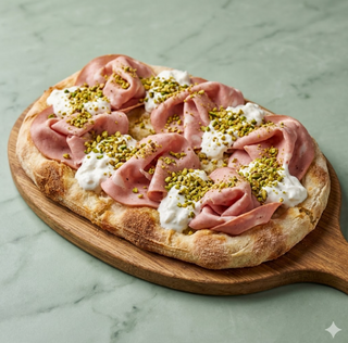 Pinsa mortadella, stracciatella e granella di pistacchio