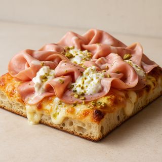 Mortadella, stracciatella e pistacchio