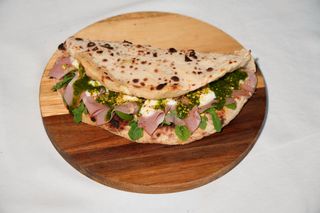 Mortadella pistachios sendvič