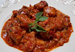 Mućkalica, , salata i hleb