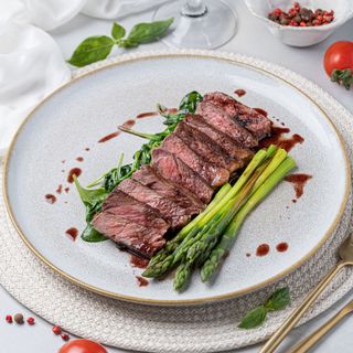 Mușchiuleț de vită cu spanac și sparanghel