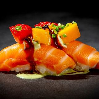N06. Nigiri salmon fruit
