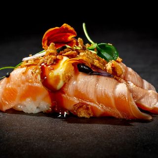 N09. Nigiri salmon flambé