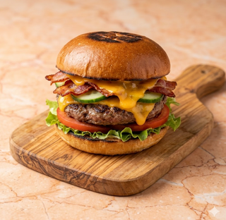 Nr 1 Hamburger, insalata, pomodoro, cetriolo, bacon, cheddar e mozzarella