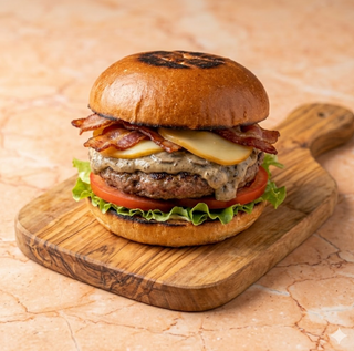 Nr 2 Hamburger, insalata, pomodoro, crema di funghi, scamorza affumicata, bacon