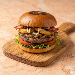 Nr 3 Hamburger, insalata, pomodoro, cipolla stufata o anelli, maio e bacon