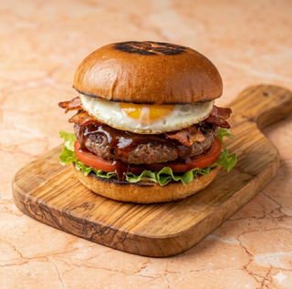 Nr 4 Hamburger, insalata, pomodoro, salsa BBQ, bacon, uovo fritto