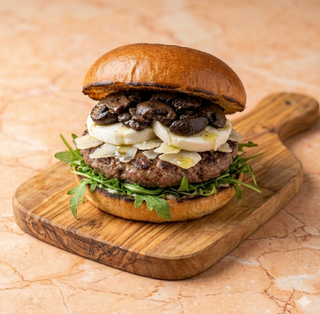 Nr 6 Hamburger, rucola, grana, olio tartufato, mozzarella, funghi al Negroamaro