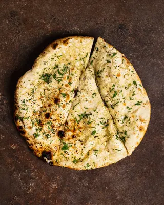 Naan com Alho e Queijo