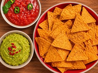 Nachos con guacamole e salsa dip