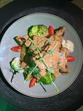 Нежная телятина в соусе Деми глаз (320г)