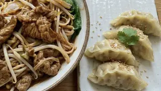Noodles bowl di manzo + 4 pezzi di ravioli di carne
