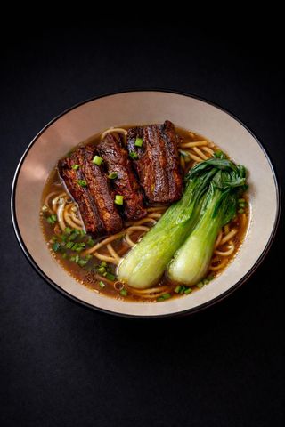 N28 - Noodles freschi con costine di maiale