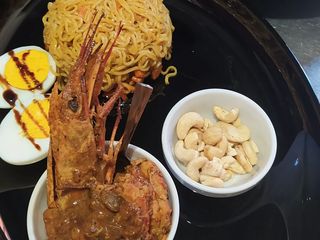 Noodles con gamberi e verdure