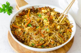 Noodles con uova e verdure