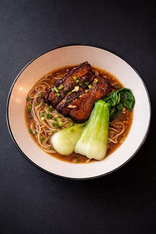 NS32 - Noodles di riso con costine di maiale