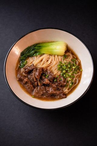 NS33 - Noodles di riso con manzo in brodo