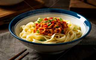 826Nudle sa soya sosom mladim lukom i ljutim uljem 油泼面