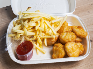 Chicken Nuggets s pomfritom i ketchupom