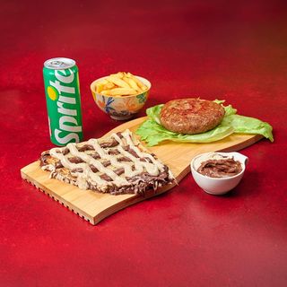 Obrok punjena pljesakvica, slatka palačinka sa eurokremom i pomfrit