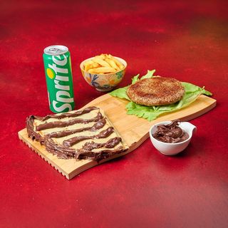 Obrok susam pljesakvica, slatka palačinka sa Nutellom i pomfrit