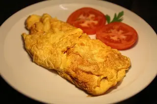 Omelete de Gambas com Batata Frita e Salada