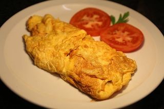 Omelete de Gambas com Batata Frita e Salada