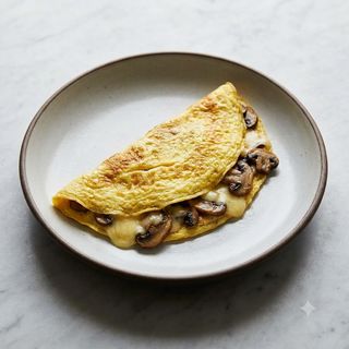 Omelette al formaggio e funghi saltati