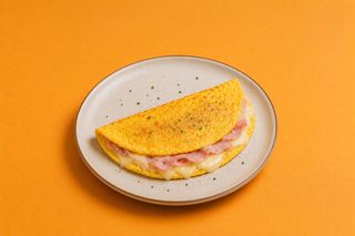 Omelette prosciutto cotto e formaggio morbido