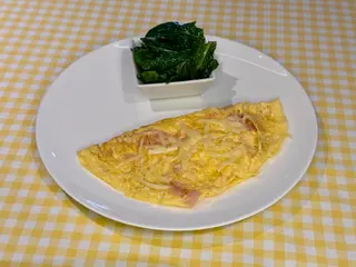 Omlet sa čurećom šunkom, sirom i salatom od spanaća