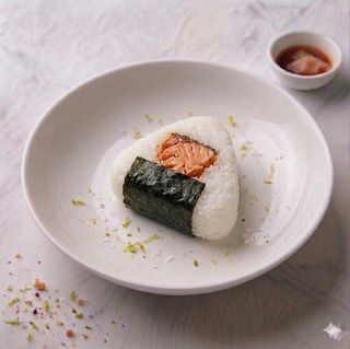 64 Onigiri sake 1 pezzo