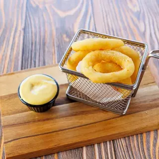 Onion rings (pohovani kolutovi luka)