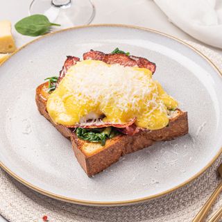 Ou Benedict cu bacon 

