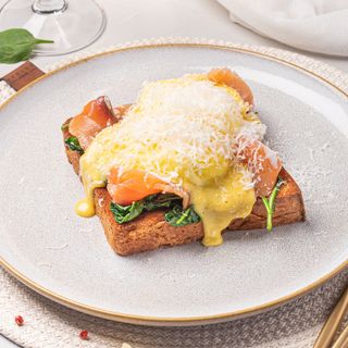 Ou Benedict cu somon