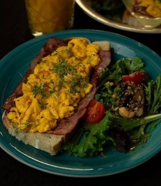 Ovos Mexidos com Tosta e Bacon