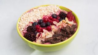 Ovsena kaša sa šumskim voćem