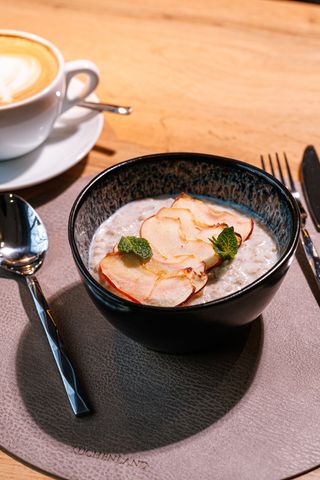 Овсяная каша с пряным яблоком (300 гр)