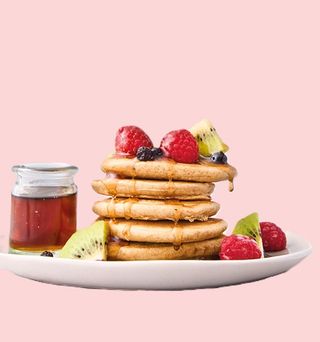 Pancakes con frutta di stagione e sciroppo d'acero