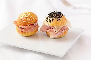 Paninetto al Latte con Crudo ed Emmental