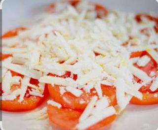 Paradajz sa rendanim sirom 250 g