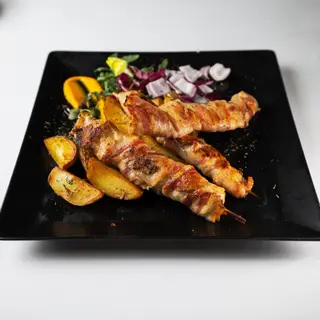 Pileći ražnjići u slanini
