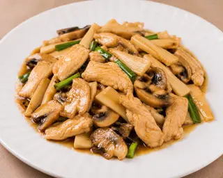 55. Pollo con funghi e bambú