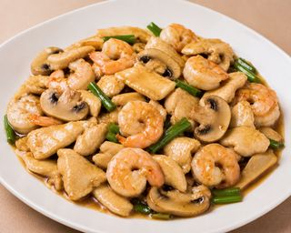 61. Pollo con gamberi e funghi