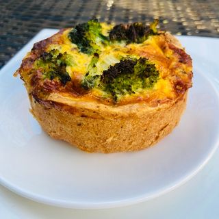 Kiš s brokolom i piletinom