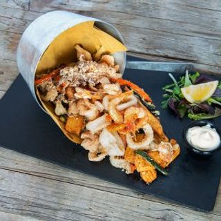 Padellata di frittura di pesce con patatine fritte