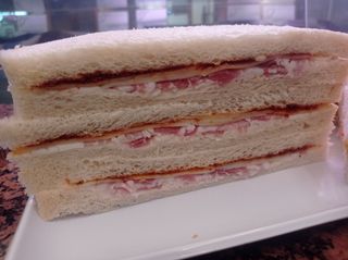 Pancetta, formaggio, piccante, peperoncino in polvere e maionese