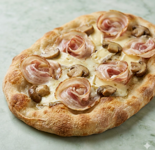 Pinsa pancetta arrotolata, fior di latte, brie, funghi porcini