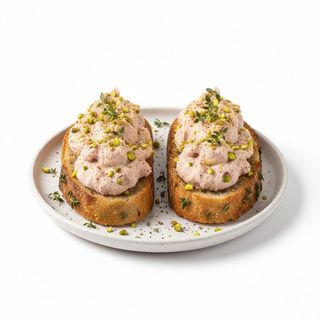 Pane croccante al timo con mousse tu di mortadella e granella di pistacchio - una porzione (NÉ ANTIPASTO NÉ PRIMO -